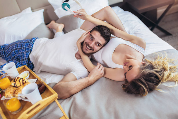 Романтическая счастливая пара завтракает в постели - Фото, изображение