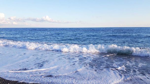 Λιγουρία, Ιταλία-06/15/2019: Ταξιδεύοντας γύρω από τη θάλασσα της Λιγουρίας τις καλοκαιρινές ημέρες με όμορφη θέα στα διάσημα μέρη. Μια καταπληκτική λεζάντα του νερού και του ουρανού αντανάκλαση με μπλε ουρανό. - Φωτογραφία, εικόνα
