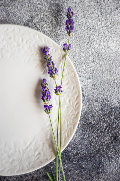 Summer table setting with lavender flowers - Foto, Imagem