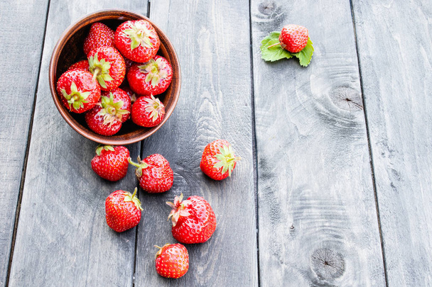 fraises rouges mûres éparpillées sur la table
. - Photo, image