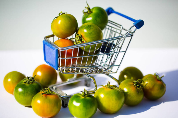 zielone pomidory Camone w koszyku - Zdjęcie, obraz