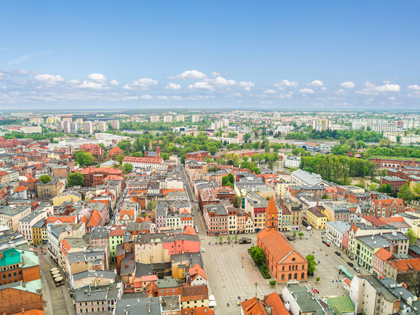 Torun-ból madártávlatból kilátás. A város tájképe az Újvárosi térrel. - Fotó, kép