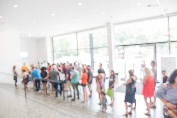 Θολή φόντο μεγάλη ουρά από διάφορα άτομα στην είσοδο του Μουσείου στο Τέξας, Ηνωμένες Πολιτείες - Φωτογραφία, εικόνα