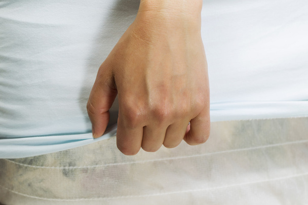 Weibliche Hände machen Bett - Foto, Bild