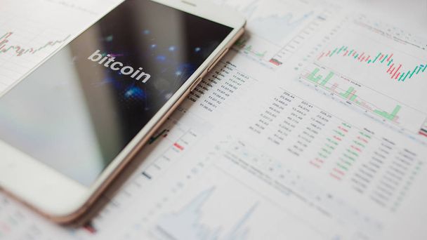 Investimento em Bitcoin, conceito. Estatísticas e relatórios, análise do mercado criptomoeda
. - Foto, Imagem