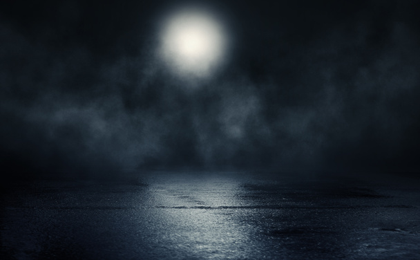 Leere Hintergrundszene. Reflexion des Mondes auf einer nassen Oberfläche. Strahlen blauen Neonlichts in der Dunkelheit. Nachtsicht auf die Straße, die Stadt. abstrakter dunkler Hintergrund. - Foto, Bild