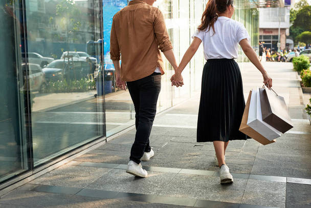 junges glückliches Paar mit Einkaufstüten in der Stadt. - Foto, Bild