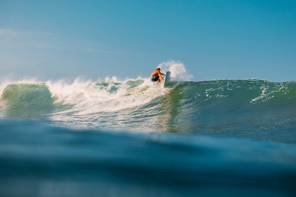 12 kwietnia 2019. Bali, Indonezja. Stand Up Paddle surfer jeździć na fali oceanu. Stand Up wiosło surfowanie po falach na Bali - Zdjęcie, obraz