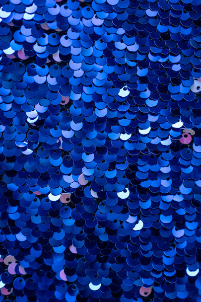Mavi payetlerle kumaş. Parlak malzemenin dokusu. Mavi payetlerle süslenmiş dekoratif kumaş. - Fotoğraf, Görsel