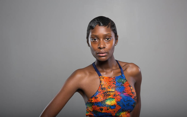 Kaunis nuori afrikkalainen amerikkalainen nainen - Valokuva, kuva