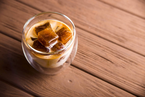 Современный летний освежающий напиток со льдом кубиками кофе
 - Фото, изображение