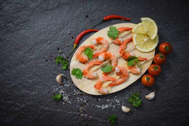 Camarones pinchos de langostinos mariscos cocidos con hierbas de salsa y especias
 - Foto, Imagen