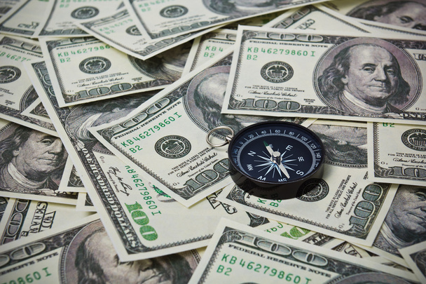 bir pusula ile ABD Doları para birimleri - Fotoğraf, Görsel