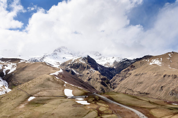 Kazbek csúcs a felhők felett, Kilátás Gergeti. Kaukázusi gerincen, Grúzia - Fotó, kép