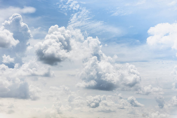 Façonner les nuages dans le ciel comme imaginé
 - Photo, image