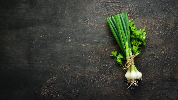Slice green onions on a Wooden Table. Fresh vegetables. Top view. Free space for text. - Foto, Bild