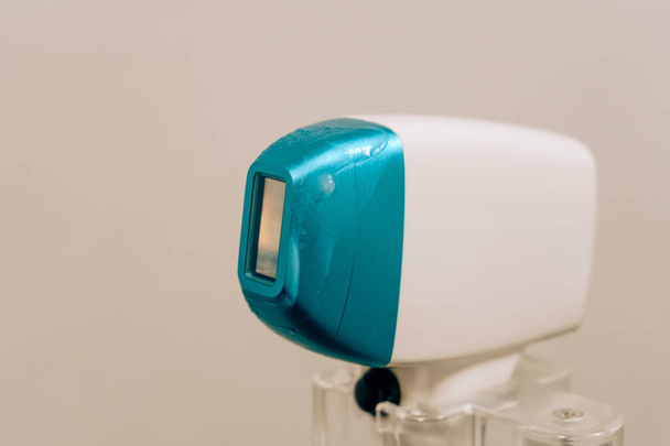 Gerät zur Laser-Haarentfernung. Haarentfernungsmethode. ein spezieller Schrank für den Einsatz mit Lasergeräten. - Foto, Bild