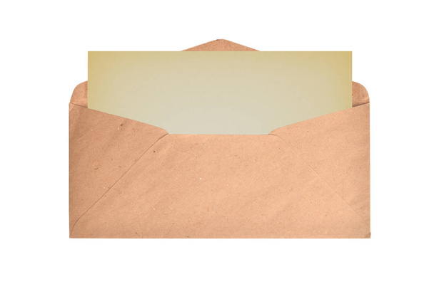 Enveloppe marron avec carte blanche sur fond blanc. Pose plate. Vue du dessus
. - Photo, image