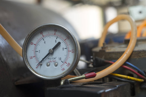 Старий повітряний компресор тиску
 - Фото, зображення