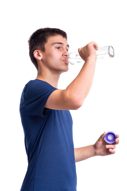 Portrait mi-long du jeune garçon adolescent boit de l'eau en
 - Photo, image