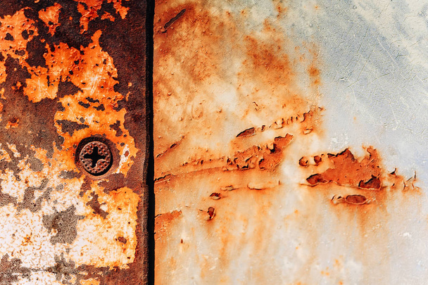 Una vieja plancha de hierro en la puerta. Corrosión en metal. Textura de metal y madera. Tornillos atornillados
 - Foto, Imagen