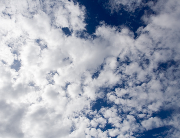 pluizige witte wolken over blauwe hemel - Foto, afbeelding