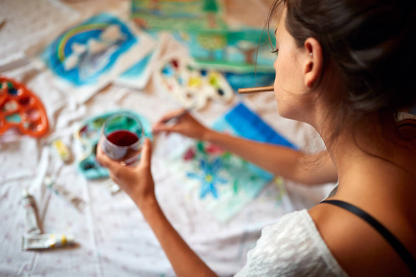 Female artist enjoy in painting - Foto, Imagem
