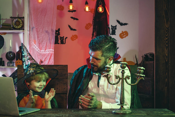 Happy Halloween liedjes. Familie. Familiefeest. Vader en zoon op een zelfgemaakte Halloween Party. - Foto, afbeelding