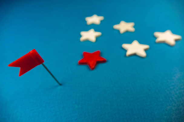 houten sterren en een rode op een blauwe achtergrond met een rode vlag - Foto, afbeelding