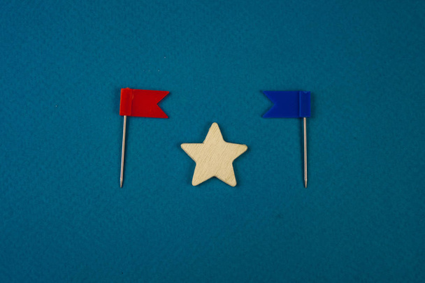 ξύλινα αστέρια και ένα κόκκινο σε μπλε φόντο με κόκκινη σημαία - Φωτογραφία, εικόνα