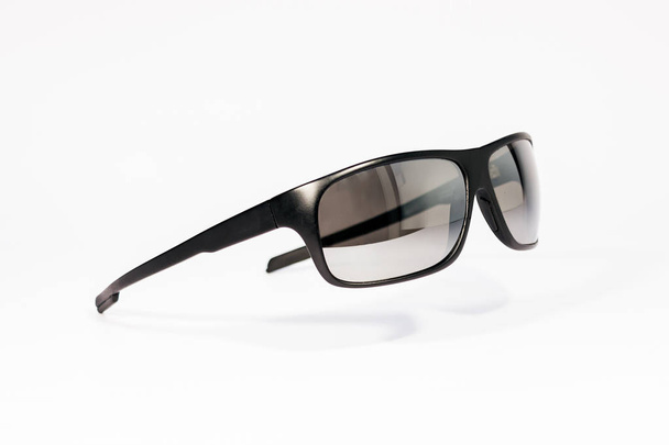 Okulary przeciwsłoneczne dla mężczyzn owijane wokół-prostokątne izolowane na białym tle. - Zdjęcie, obraz