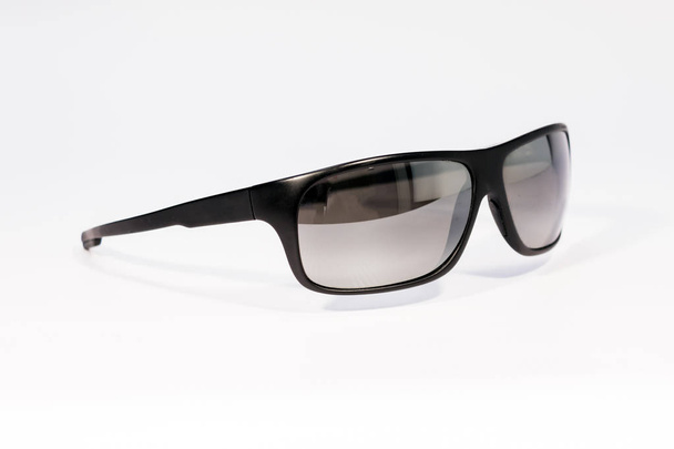 Солнечные очки для мужчин обернуть вокруг - прямоугольные изолированы над белым
. - Фото, изображение