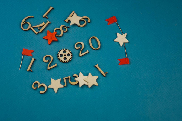 2020-Zahl aus Holzzahlen auf blauem Hintergrund mit verstreuten Sternen und Flaggen - Foto, Bild