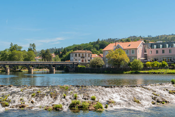 Река Вес и деревня Аркос-ди-Вальдевес, Виана-ду-Каштелу в Минью, Португалия
. - Фото, изображение