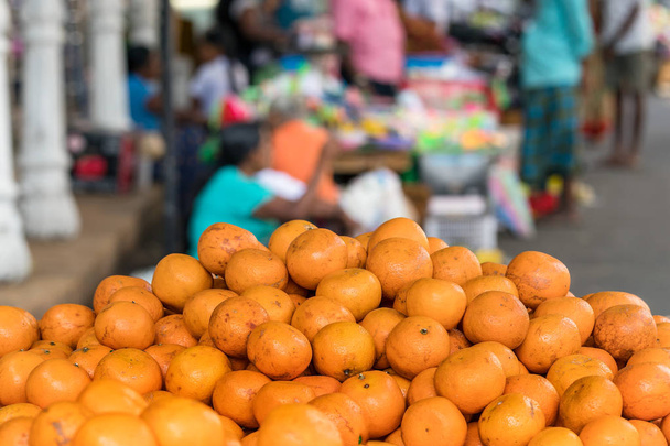 Arance in vendita in un mercato di strada a Galle, Sri Lanka
. - Foto, immagini