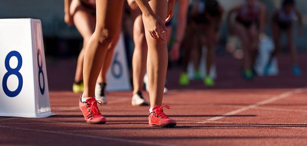Спортивні жінки починають бігати спринтерськими гонками на трекових та польових змаганнях
 - Фото, зображення