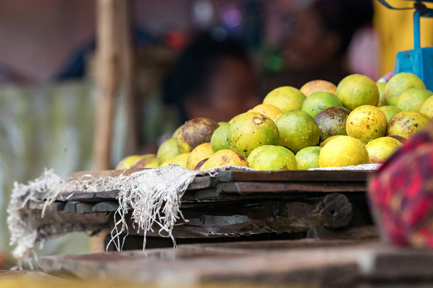Citrons sur un plateau en bois au marché alimentaire de Nosy Be, Madagascar
. - Photo, image