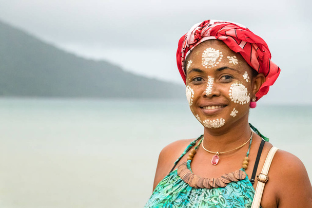 Retrato de uma mulher malgaxe com o rosto pintado
. - Foto, Imagem