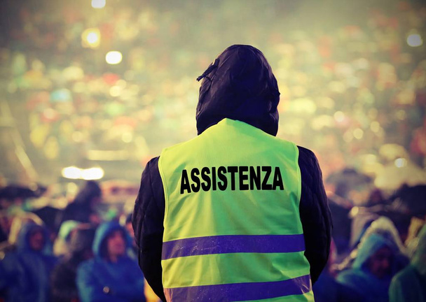 jaqueta de alta visibilidade com texto Assistência na Itália e tonelada velha
 - Foto, Imagem