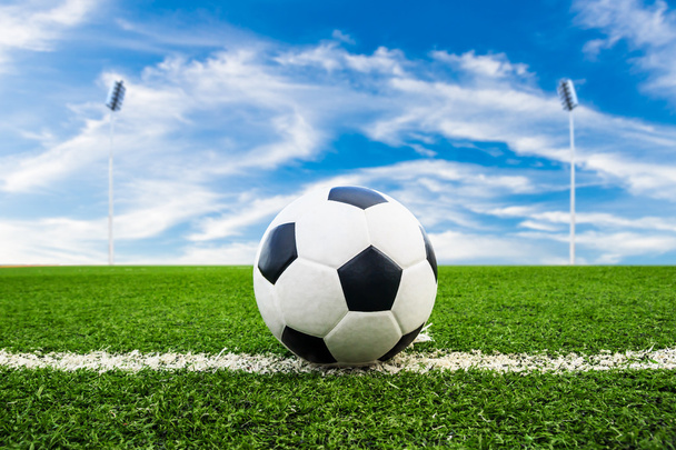 soccer ball on green grass field - Foto, imagen
