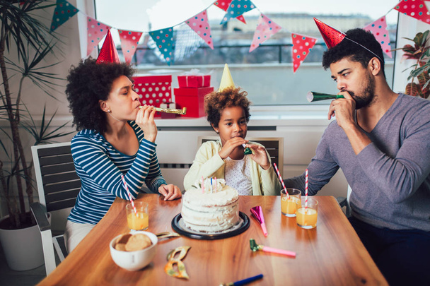 Ευτυχισμένη οικογένεια γιορτάζει γενέθλια μαζί στο σπίτι  - Φωτογραφία, εικόνα