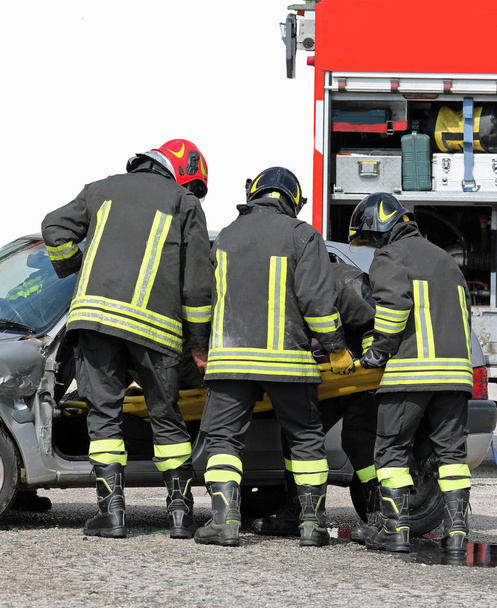 Equipe de bombeiros em ação
 - Foto, Imagem
