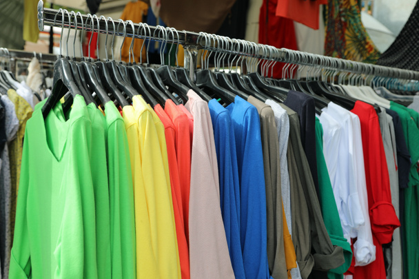 stand de vêtements au marché avec de nombreux t-shirts en coton coloré
 - Photo, image