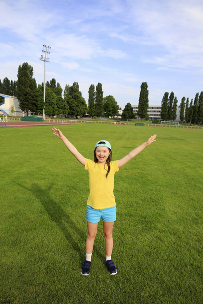 Kleine Mädchen haben Spaß im Stadion - Foto, Bild