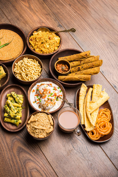 Группа гуджаратских закусок, таких как джалеби-фафда, пла, хаман дхокла, алу бхуджия, хандви, хакра, дахи вада, гатия с горячим чаем
 - Фото, изображение