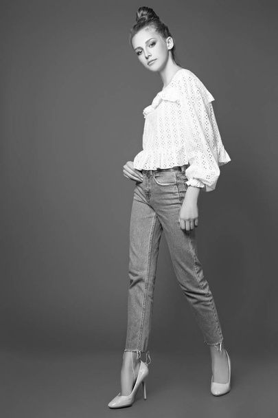 teen girl posing in studio. Black and white photo - Fotoğraf, Görsel