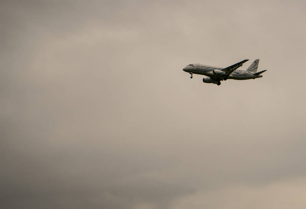 Пасажирський літак приземляється в аеропорту Пулково в Санкт-Петербурзі. Росія. 14 червня 2019. Фотографія була взята з західної частини аеропорту. - Фото, зображення