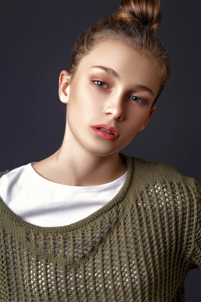 beautiful teen girl in studio - Valokuva, kuva
