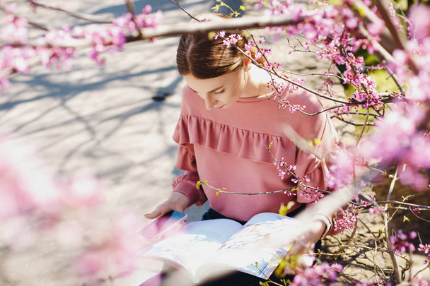 girl near a flowering tree - Фото, зображення