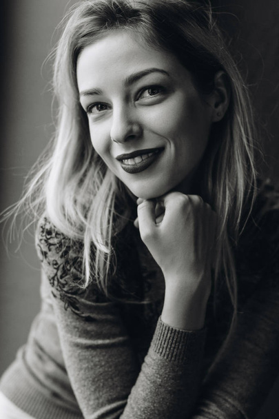 Black and white portrait of young woman - Fotografie, Obrázek